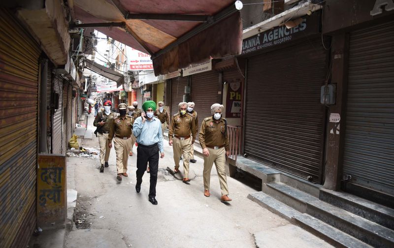 बेवजह तफरी करने घर से निकलने के लिए पुलिस को सख्ती करना पड़ रही है।