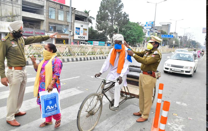 पुलिस मजदूरों की मदद कर रही है, तो लोगों को समझाइश भी दे रही है।