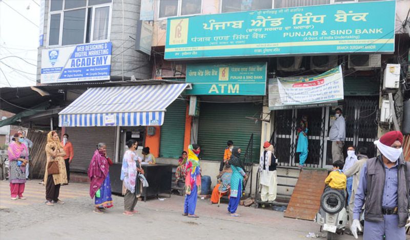 कुछ लोग सोशल डिस्टेंसिंग का पालन कर रहैं, वहीं कई जगह लोग लापरवाही बरत रहे हैं।