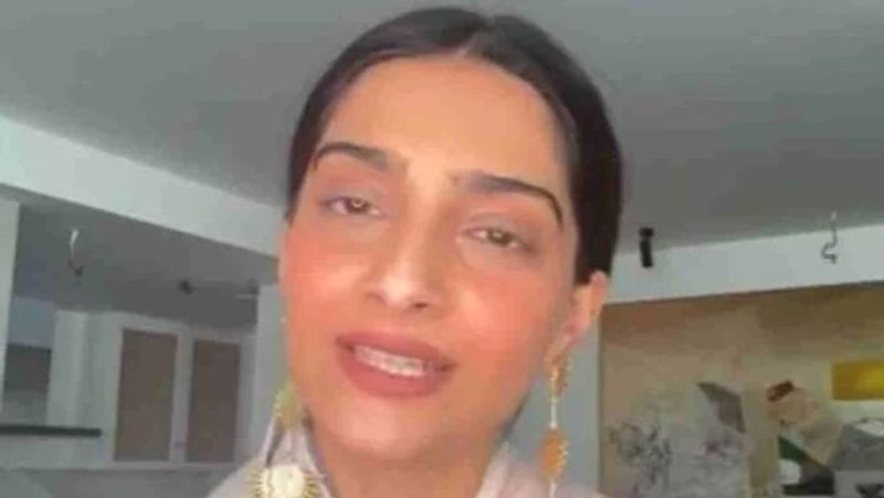 शेयर किए वीडियो में सोनम की आंखों के नीचे काले धब्बे दिख रहे हैं और चेहरे पर भी अजीबोगरीब निशान नजर आ रहे हैं। सोनम के मेकअप को लेकर यूजर्स कमेंट कर रहे है। एक ने कमेंट किया - इतना घटिया मेकअप क्यों किया।