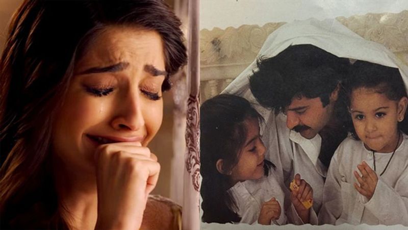 कैद में सोनम किसी ने नहीं मिल पा रही है। इसी बीच उन्हें पापा अनिल कपूर और छोटी बहन रिया की याद आई। सोशल मीडिया पर एक्टिव सोनम ने अपने इंस्टाग्राम पर बचपन की एक फोटो शेयर की है। इस फोटो में वे और रिया पापा अनिल कपूर के साथ नजर आ रहे हैं। फोटो शेयर कर उन्होंने मैसेज लिखा- मिस यू।