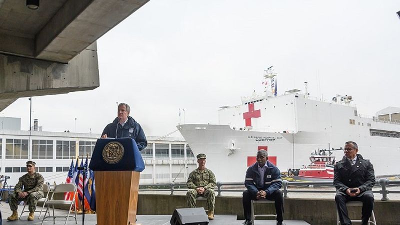 यूएसएनएस कम्फर्ट (USNS Comfort) नेवी शिप हॉस्पिटल में 1000 बेड की व्यवस्था है। कोरोना के मरीजों का इलाज इस शिप हॉस्पिटल में किए जाने की व्यवस्था की गई है। इसके बारे में जानकारी देते नेवी के अधिकारी और डॉक्टर्स।