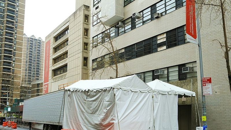 न्यूयॉर्क में कई होस्टलों को भी अस्पताल में बदल दिया गया है। ऐसे ही एक भवन के बाहर स्टाफ के लिए टेंट की व्यवस्था की गई जो सिक्युरिटी का काम देखते हैं।