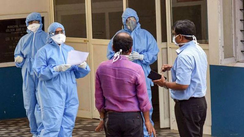 हाल ही में स्वास्थ्य मंत्रालय ने भी जानकारी दी है कि भारत में कोरोना के मरीज गंभीर स्थिति में नहीं हैं। सिर्फ 20-25% मरीजों को ही वेंटिलेटर पर रखने की जरूरत पड़ रही है।