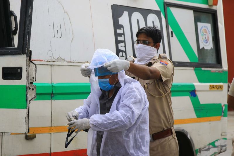 कब मिलेगा इलाज?: कोरोना वायरस की वैक्सीन या कोई दवा कब तक आएगी, यह कहना अभी मुश्किल है। हर देश अपने अपने स्तर पर इसकी दवा खोजने की कोशिश कर रहा है। लेकिन अभी तक किसी को कोई कामयाबी नहीं मिली।