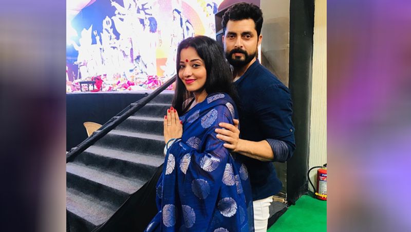 बता दें, मोनालिसा इन दिनों 'नजर 2' शूटिंग में बिजी हैं। कोरोना और लॉकडाउन की वजह फिलहाल के लिए इसकी शूटिंग को रोक दिया गया है।