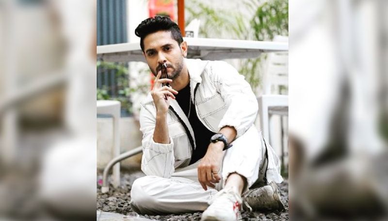 বিক্রম চট্টোপাধ্যায়ঃ 'এশিয়ানেট নিউজ বাংলা'কে পূর্বে দেওয়া সাক্ষাৎকারে তিনি জানিয়েছিলেন মুম্বইতে আটকে গিয়ে অসুবিধা হয়েছে বই কি। তবে লকডাউনে নানা কাজও শিখছেন তিনি।