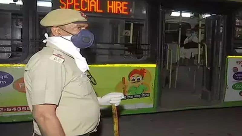 सबसे ज्यादा तनाव में वे पुलिसवाले हैं, जो दिल्ली बॉर्डर पर ड्यूटी में तैनात हैं। उन्हें डर है कि कहीं इस दौरान वे किसी ऐसे व्यक्ति के संपर्क में न आ गए हों, जो संक्रमित हो। एनसीआर में रहने वाले पुलिसकर्मियों को अलग परेशानी झेलनी पड़ रही है। 3 पुलिसकर्मियों ने बताया कि जिनके पास अपनी गाड़ी है, वे आई कार्ड दिखाकर आ रहे हैं। जिनके पास गाड़ी नहीं है, उन्होंने अब लंबी छुट्टी ले ली है।