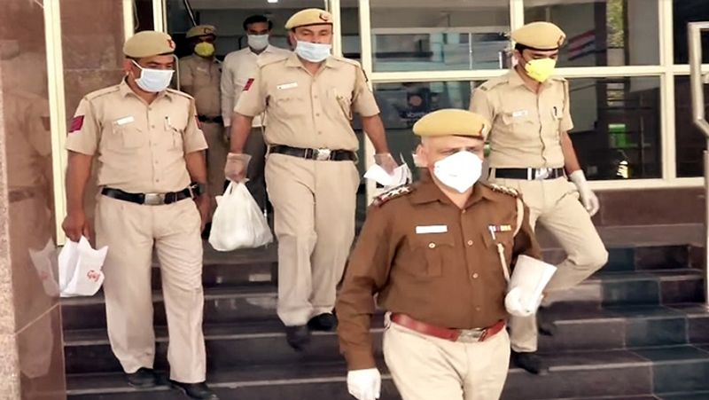 कोरोना वायरस से जारी संघर्ष के इन हालातों में परेशानी से बचने लिए कोई पुलिसवाला 10 दिन से अपने घर नहीं जा रहा है, तो किसी ने छुट्टी के लिए आवेदन दे रखा है, तो किसी को उनके परिवार के सदस्य लेने और छोड़ने आ रहे हैं। सेंट्रल डिस्ट्रिक्ट में तैनात एक पुलिसकर्मी ने बताया कि वह हरियाणा के रहने वाले हैं। पहले ट्रेन से ड्यूटी पर आ जाते थे और ड्यूटी के बाद ट्रेन पकड़कर घर चले जाते थे, लेकिन अब 10 दिनों से वह घर नहीं जा पाए हैं। उन्हें थाने की बैरक में ही रहना पड़ रहा है।
