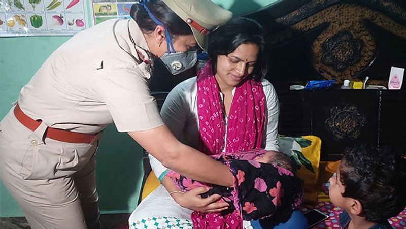 ईस्ट दिल्ली में तैनात एक पुलिसकर्मी ने बताया कि उन्हें एक-दो घंटे के लिए ही घर जाने का मौका मिल पा रहा है। परिवार को बचाने के लिए घर के अंदर नहीं जाते, बल्कि बाहर ही कुर्सी लगाकर बैठ जाते हैं। वहीं पर खाना खाकर लौट आते हैं।