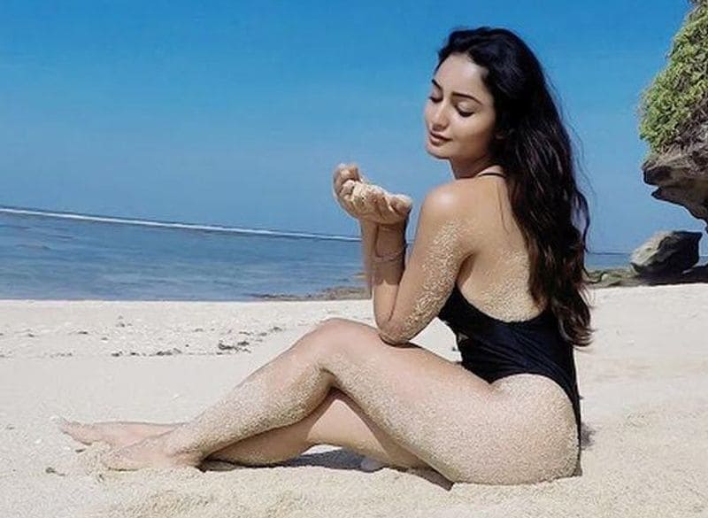 হট অবতারে বঙ্গতনয়াকে দেখে নিজেকে সামলাতে পারেননি নিখিল। সঙ্গে সঙ্গে কোনও মন্তব্য না করে লাইক দিয়ে ভালবাসা জানিয়েছেন নিখিল।
