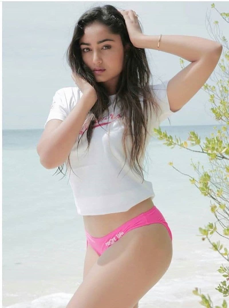 দুজনের বন্ধুত্বটা যেন বেশ মজবুত তা তাদের কথাতেই স্পষ্ট। নিখিলও ত্রিধার সুরে সুর মিলিয়ে একই কথা বলেছেন।
