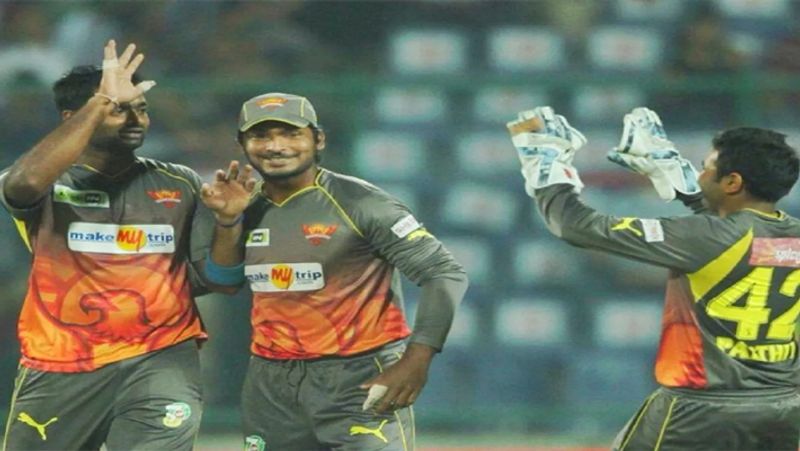 IPL के 8 मैचों में आनंद ने 8 विकेट अपने नाम किए हैं। गेल जैसे दिग्गजों का विकेट भी शामिल है।