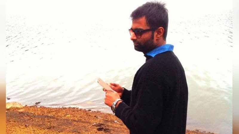 आनंद अपने पिता को वापस लाने के लिए लगातार ट्वीट कर रहे हैं और मदद की अपील कर रहे हैं, पर उनकी मांग अभी तक पूरी नहीं हुई है।