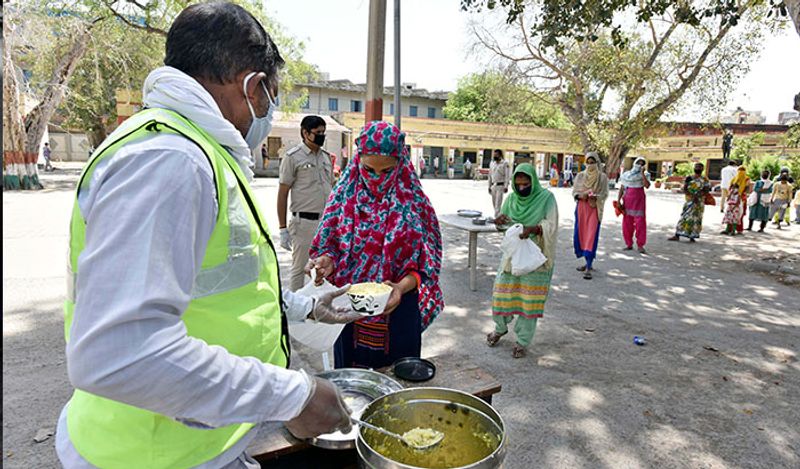 नई दिल्ली में लोगों को खाना मुहैया कराने की जिम्मेदारी भी प्रशासन उठा रहा है।