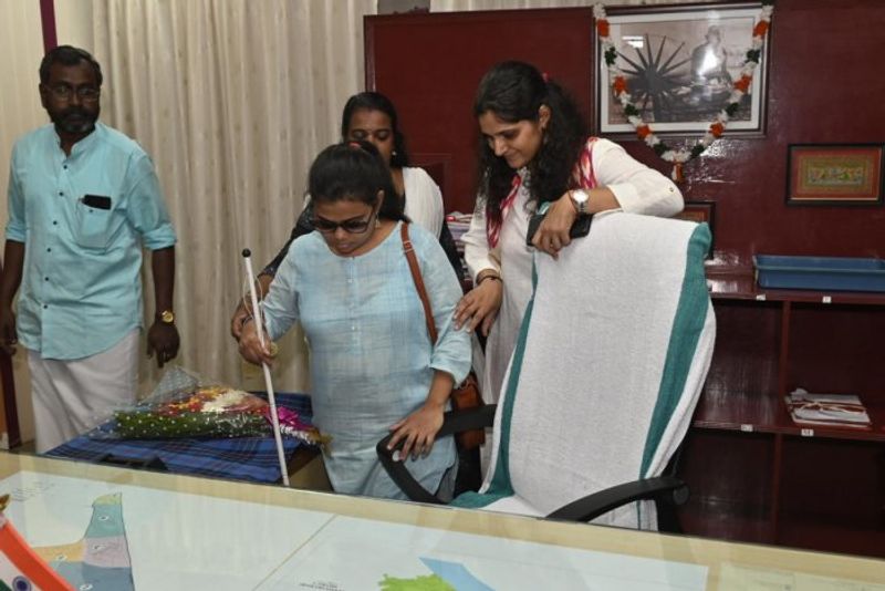 पर वो पढती रहीं और आगे बढ़ती गयीं। प्रांजल के पिता ने उन्हें मुबंई के दादर स्थित श्रीमति कमला मेहता स्कूल में दाखिल कराया। यह स्कूल प्रांजल जैसे खास बच्चों के लिए था, जहां ब्रेल लिपि के माध्यम से पढ़ाई होती थी। प्रांजल ने वहाँ से 10वीं तक की पढ़ाई पूरी की और फिर चंदाबाई कॉलेज से आर्ट्स में 12वीं की परीक्षा उत्तीर्ण की जिसमें प्रांजल ने 85 फीसदी अंक प्राप्त किये। उसके बाद उत्साह के साथ बीए की पढ़ाई के लिए उन्होंने मुंबई के सेंट जेवियर कॉलेज का रुख किया।