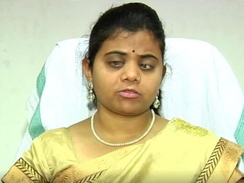 प्रांजल कहती है कि “रोजाना उल्हासनगर से सीएसटी तक का सफर करती थीं। हर बार कुछ लोग मेरी मदद करते थे। वे सड़क पार कराते थे, तो कभी ट्रेन में बिठा देते थे। लेकिन कुछ लोग ऐसे भी थे जो कई तरह के सवाल करते थे। वे कहते थे कि रोज इतनी दूर पढ़ने के लिए क्यों आती हो? जब देख नहीं सकती तो पढ़ ही क्यों रही हो? पर प्रांजल के इरादे किसी को कहां मालूम थे।
