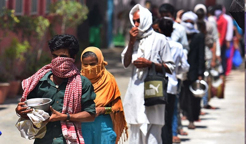 यह तस्वीर बठिंडा की है। अगर लॉक डाउन का सख्ती से पालन करेंगे, तो यह लंबा नहीं खिंचेगा। अगर लापरवाही बरती, तो लॉक डाउन बढ़ सकता है और ऐसे गरीबों परिवारों को दिक्कत होगी।