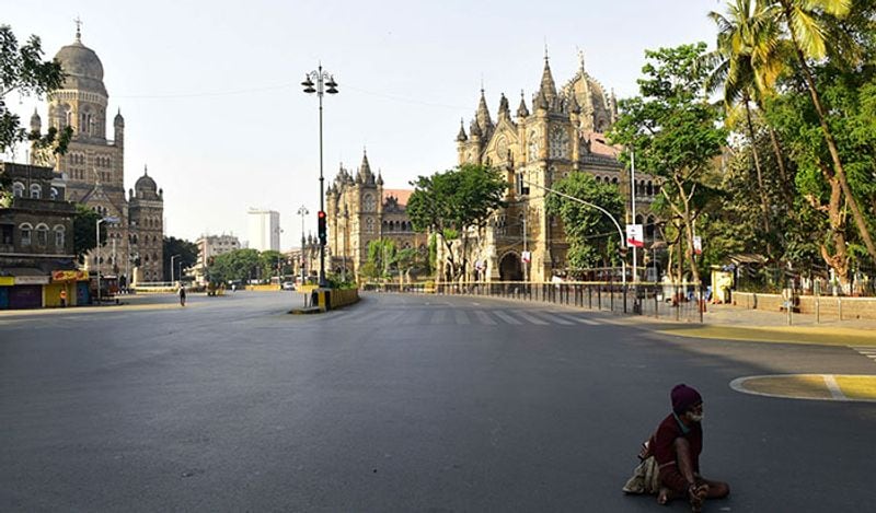 यह तस्वीर मुंबई की है। इन बेसहारा और दिव्यांग लोगों के लिए जिंदगी बड़ी मुश्किल हो चली है।
