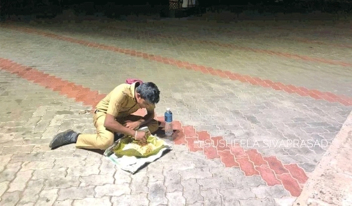 कुछ दिन पहले आएपीएस नवनीत सेकरा ने अपनी फेसबुक पेज पर एक पुलिसवाले की यह बेहद मार्मिक तस्वीर शेयर की थी। जिसमें अफसर ने कैप्शन में लिखा है-जो भी हो जैसे भी हो मैं अपनी आखिरी सांस तक आपकी हिफाज़त करूँगा।
