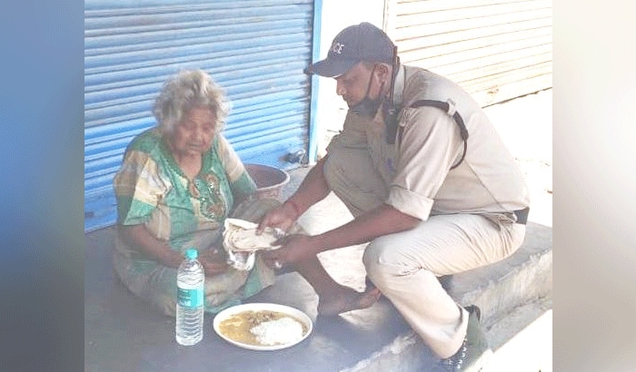 तस्वीर में दिखाई दे रहे यह पुलिसकर्मी बिहारी लाल हैं। जिन्होंने लॉकडाउन में एक बुजुर्ग अम्मा जो सड़क पर जीवन जी रही है उनको यकीन दिलाया कि घबराने की बात नहीं है। क्योंकि पुलिस की मेस से रोजाना आपको खाना दिया जाएगा।