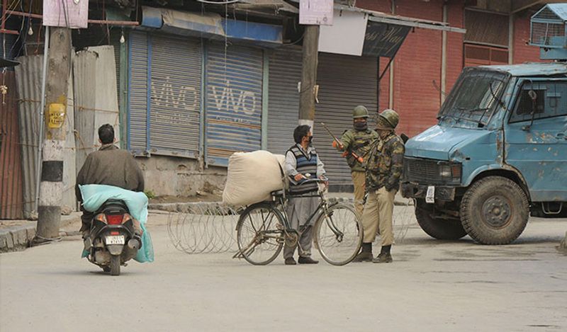 बेवजह घर से निकलने वालों के खिलाफ पुलिस कार्रवाई कर रही है।