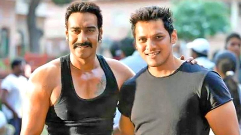 अपने फिटनेस ट्रेनर के साथ अजय देवगन।