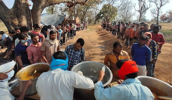 यह तस्वीर छत्तीसगढ़ महाराष्ट्र बॉर्डर की है। जहां सैंकड़ों मजदूरों को यहां रोक लिया गया है। आप फोटो में साफ तौर पर देख सकते हैं कि भोजन लेने के चक्कर में मजदूर सोशल डिस्टेंसिंग भूल गए।