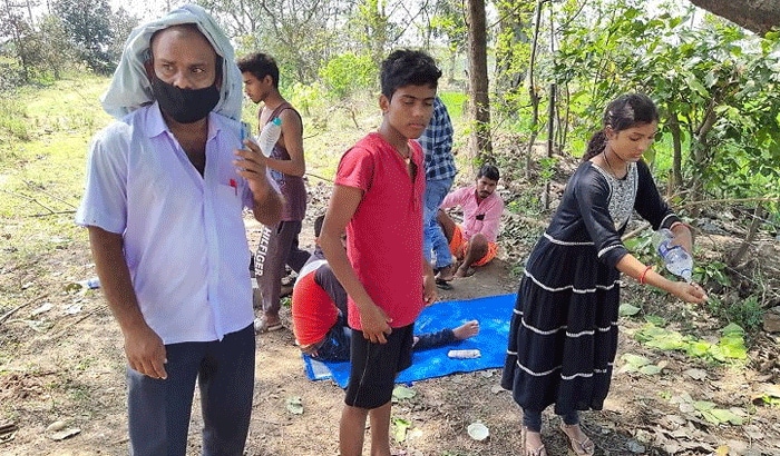 यह तस्वीर झारखंड के रहने वाले एक परिवार की है। जो काम ठप हो जाने के बाद हैदराबाद से अपने राज्य लौटे हैं। लेकिन उनको राज्य की बॉर्डर पर ही रोक लिया। परिवार के मुखिया रुपेश यादव ने बताया- वो चार दिन से यहां फंसे हैं। प्रशासन कोई खाने की व्यवस्था नहीं कर रहा है। नदी का पानी पीकर और जमीन पर सोकर दिन काट रहे हैं।