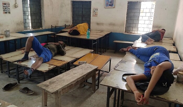 यह तस्वीर छत्तीसगढ़-महाराष्ट्र की सीमा की है। जहां मजदूरों को एक स्कूल में उनको ठहराया गया है। आप देख सकते हैं कि जब उनको नींद आई तो वह स्कूल की टेबल पर ही सो गए।