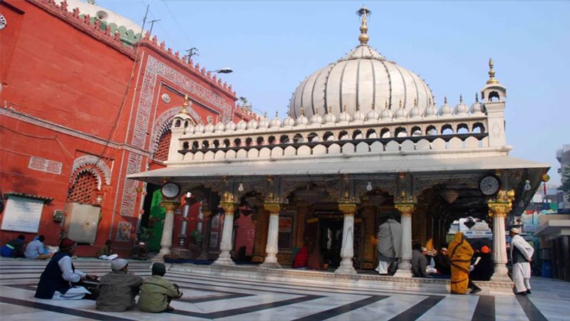 निजामुद्दीन दरगाह ने पहले ही इस बात की जानकारी दी थी कि वायरल वीडियो से उसका संबंध नहीं है। निजामुद्दीन दरगाह के इसी मैदान पर कव्वाली की जाती है।