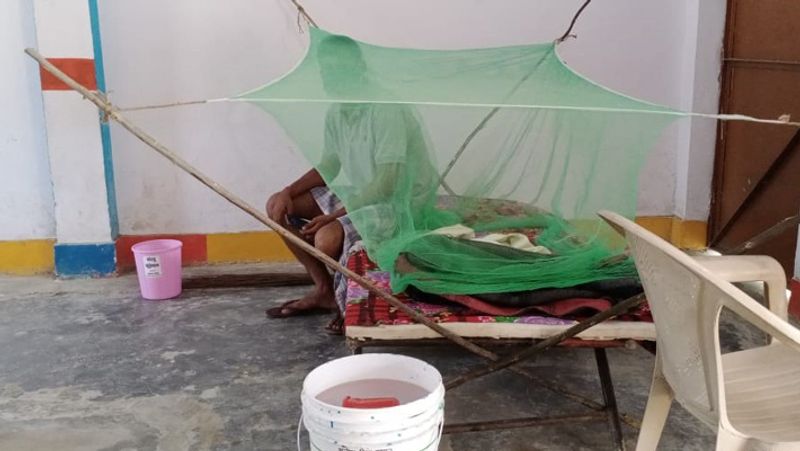 सरकार के इस फैसले के बाद तकरीबन हर जिले में बाहर से आने वाले लोग प्राथमिक स्कूलों में रोके गए हैं। उनके भोजन से लेकर सारी व्यवस्था ग्राम प्रधानों को सौंपी गई है। उन्हें 14 दिन तक क्वारंटाइन करने के निर्देश दिए गए हैं।
