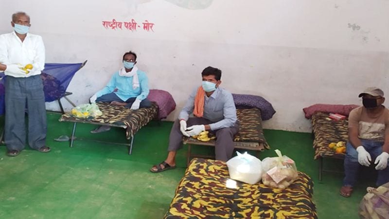 इसी तरह जौनपुर में भी काफी प्राथमिक स्कूलों में लोगों को क्वारंटाइन किया गया है। जिले की मछलीशहर तहसील के कई प्राथमिक विद्यालयों में लोगों को रोका गया है। एक कमरे में दो लोगों के रुकने की व्यस्व्था की गई है। उनके बिस्तर से लेकर बर्तन व साबुन तक अलग किए गए हैं। सभी को एक दूसरे के पास बैठने की सख्त मनाही है।