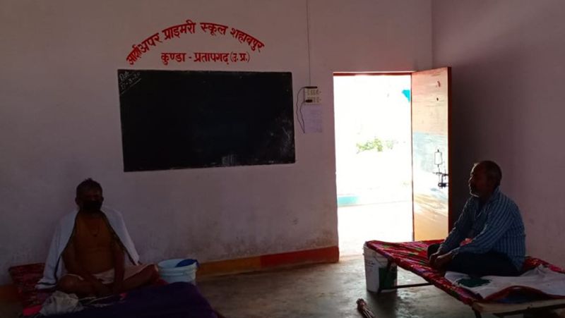 कौशाम्बी में भी सैकड़ों लोग क्वारंटाइन किए गए हैं। जिले के मंझनपुर इलाके में काफी लोग क्वारंटाइन में है। यहां रोके गए ज्यादातर लोग ट्रक चालक या क्लीनर का काम करने वाले लोग हैं। जो प्रदेश से बाहर रहकर ट्रक चलाने का काम करते थे। अब लॉक डाउन होने के बाद वह अपने घर वापस आ गए थे। इन सभी के बारे में लगातार स्वास्थ विभाग को अपडेट दिया जा रहा है।