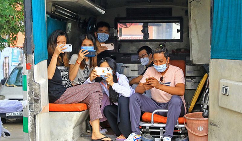 जयपुर में चीनी लोगों को क्वांरेटाइन के लिए ले जाती हेल्थ की टीम।