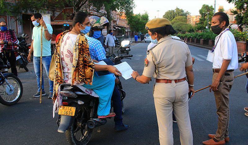 राजस्थान में बगैर पास किसी को भी बाहर निकलने की परमिशन नहीं है।