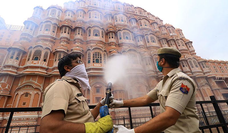 यह तस्वीर जयपुर के हवा महल की है। यहां सैनिटाइजेशन का खासा ख्याल रखा जा रहा है।
