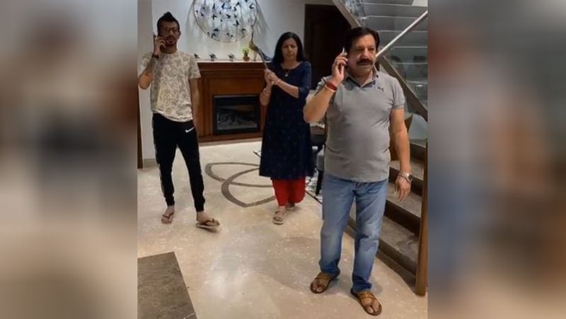 चहल ने जो वीडियो शेयर किया है उसमें चहल औऱ उनके पिता फोन में बात करते दुख रहे हैं, जिसका फायदा उठाकर उनकी मां उनके पिता को मारने के लिए आती है।