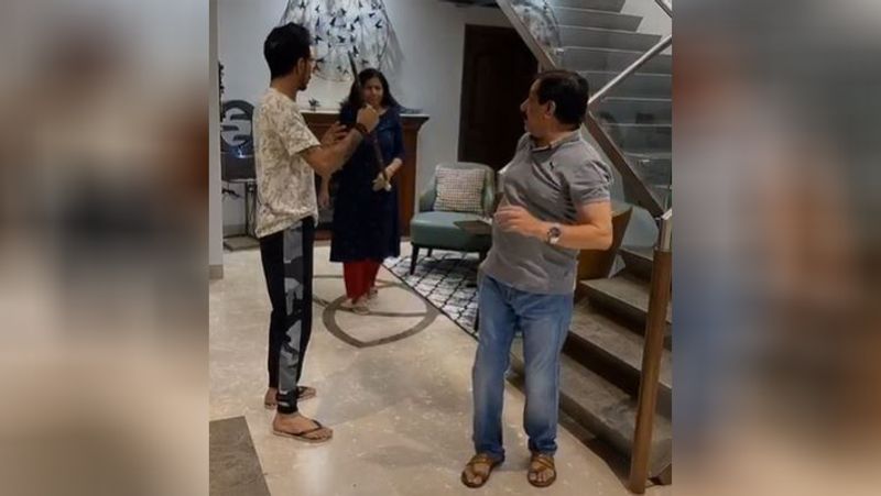 इस बीच उनकी मां अपना डंडा चहल के हाथ में ही छोड़ देती हैं और उनके पिता को आवाज दे देती हैं।