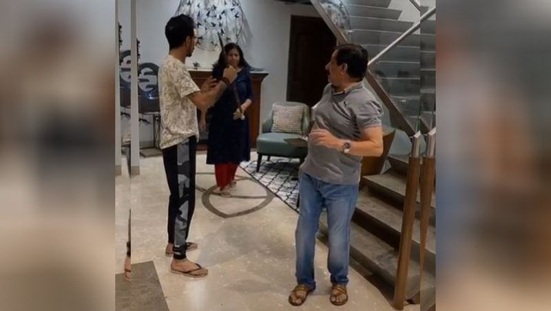 आवाज सुनकर चहल के पिता पीछे पलटते हैं और बेटे के हाथ में डंडा देख भड़क जाते हैं।