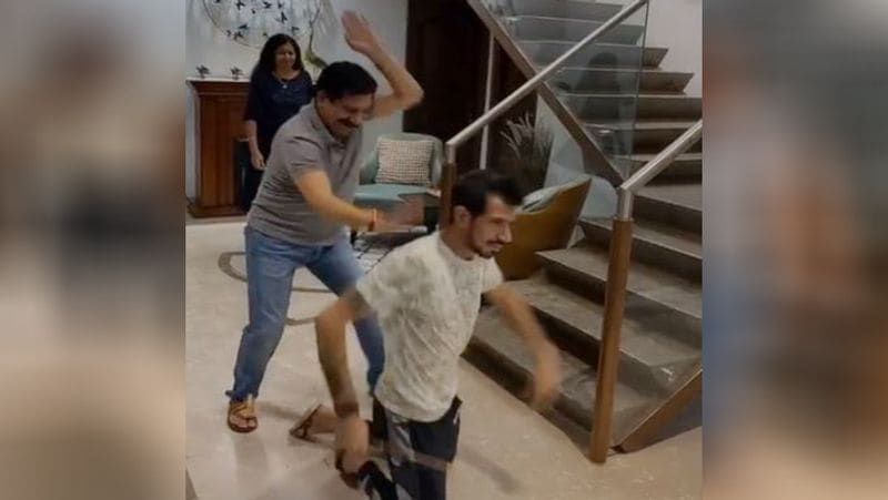 इसके बाद चहल की जमकर पिटाई होती है। उनके पिता जमीन में गिराकर उन्हें मारते हैं।