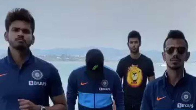 टीम इंडिया के खिलाड़ी शिवम दुबे और श्रेयस अय्यर भी उनके साथ टिकटॉक वीडियो में नजर आ रहे हैं।