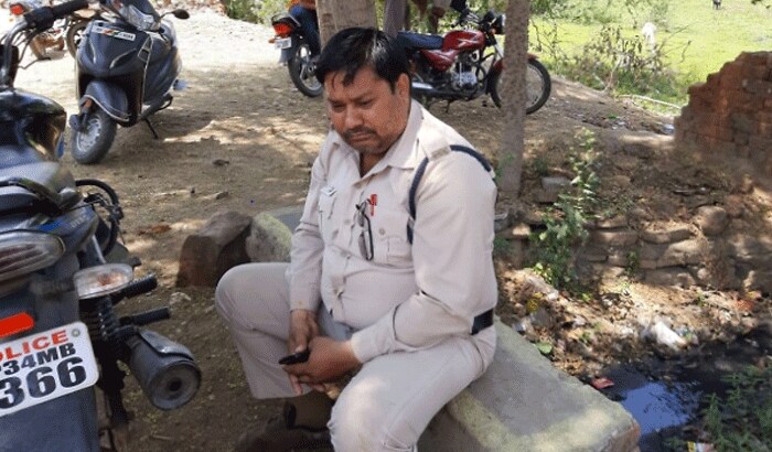 तीन दिन पहले मध्य प्रदेश के दमोह में लॉक डाउन के दौरान एक पुलिसकर्मी के बेटी की मौत का भावुक करने वाला मामला सामने आया था। जहां पुलिसकर्मी पिता इसके लिए खुद को कोस रहा है। वह लॉकडाउन के दौरान अपने घर-परिवार की फिक्र छोड़कर मुस्तैदी से ड्यूटी कर रहा था। बता दें कि उसकी 14 साल की बेटी की एक बीमारी के चलते मौत हो गई थी।