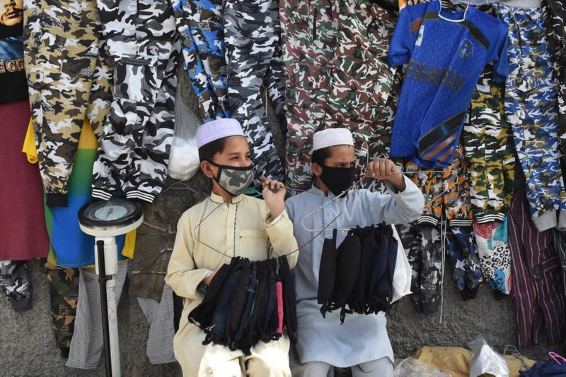 सड़क पर मास्क बेचते लोग भी मास्क लगाकर अपना बचाव करते दिखे। पाकिस्तानी अथॉरिटी ने ईरान से आए लोगों की जांच शुरू कर दी है। बताया जा रहा है कि इन्हीं लोगों ने पाकिस्तान में कोरोना फैलाया है।