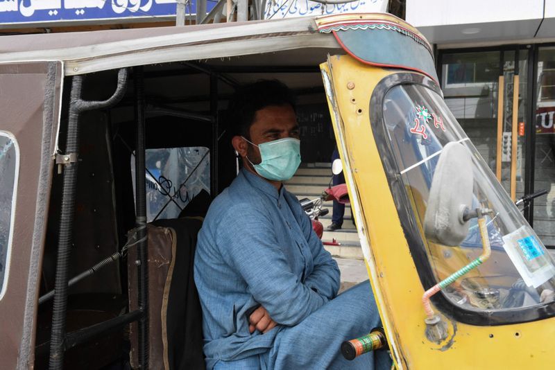 पाकिस्तान में भी लॉकडाउन कर दिया गया है। इसके बावजूद लोग सड़क पर निकल रहे हैं। ऐसे ही यात्री का इंतजार करता ऑटो ड्राइवर।