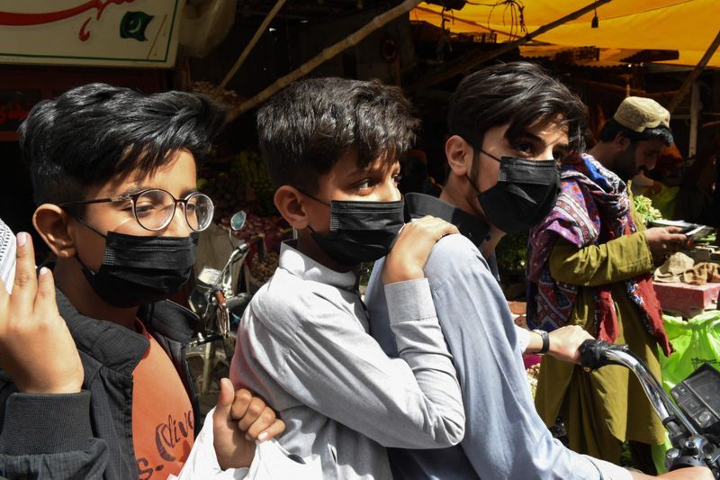 क्वेटा में कैद हुई ये तस्वीर। सोशल डिस्टेंसिंग से कोरोना को रोका जा सकता है। लेकिन अभी भी पाकिस्तान में कुछ इस तरह सड़कों पर लोग नजर आ रहे हैं।