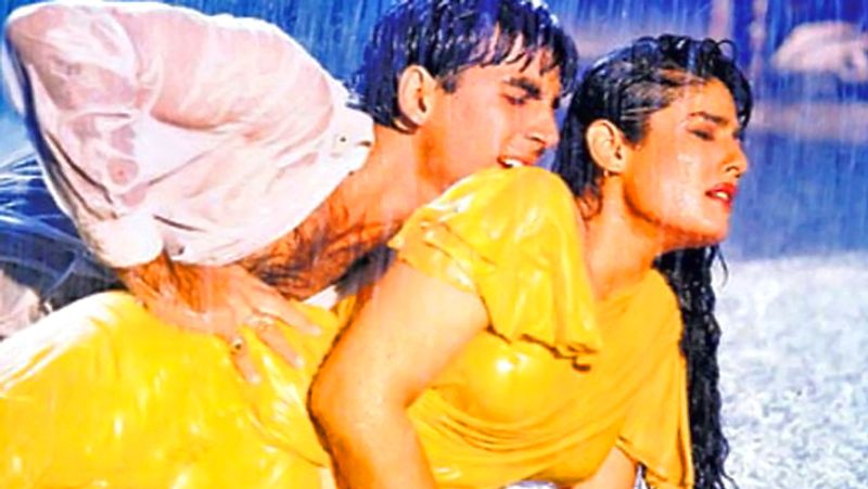 কনস্ট্রাকশন সাইটে, কনকনে ঠান্ডা জলে, খালি পায়ে, টানা চার দিন শ্যুটিং করে গিয়েছেন রবীনা।