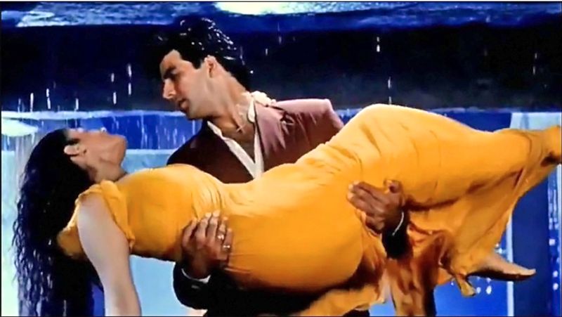 সেই অবস্থায় ভেজা কাপড়ে শ্যুটিং করেছিলেন রবীনা। চারদিন ধরে চলেছিল গানের শ্যুটিং।