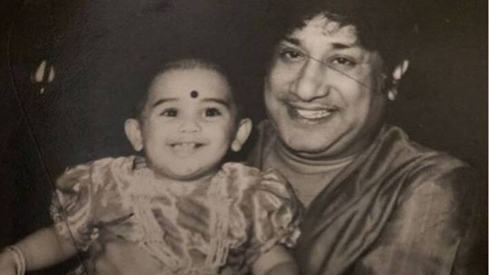 sivaji ganeshan lifting the actress vanitha photo goes viral sivaji ganeshan lifting the actress vanitha photo goes viral