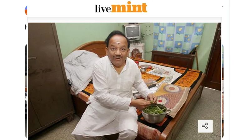 इंडरनेट पर सर्च करने में पता चलता है कि ये फोटो 2013 की है और दिल्ली चुनाव के बाद भाजपा नेता की यह फोटो सामने आई थी।